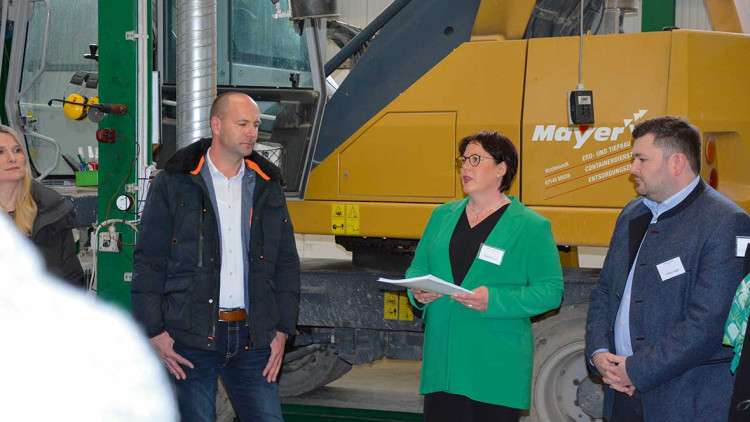 Michael (l.) und seine Schwester Ulrike Mayer wollten eigentlich auf grüne Energie setzen