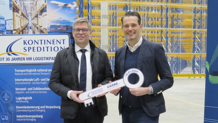 Schlüsselübergabe in Bollberg (v.l.): Thomas Rödiger (Geschäftsführer Kontinent Spedition) und Jan Philipp Daun (Geschäftsführer Garbe Industrial Real Estate)