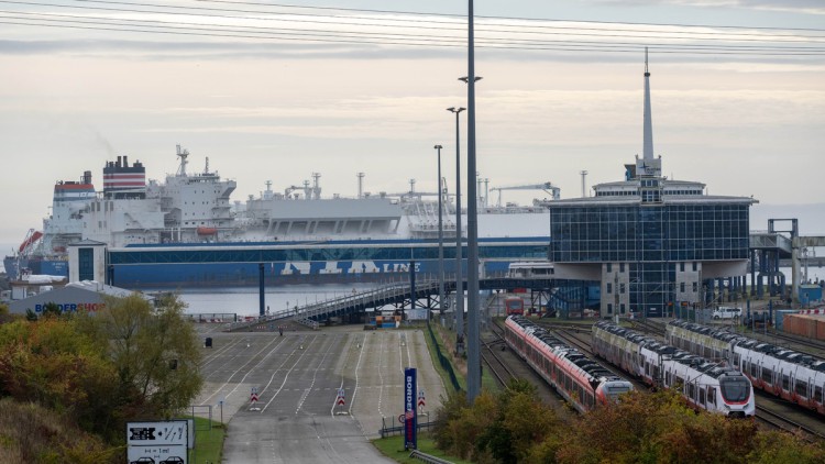 Der LNG-Tanker „LNG Adventure“ übergibt Flüssigerdgas an das Regasifizierung-Schiff (Floating Storage and Regasification Unit, FSRU) "Neptune" im Hafen Mukran. 