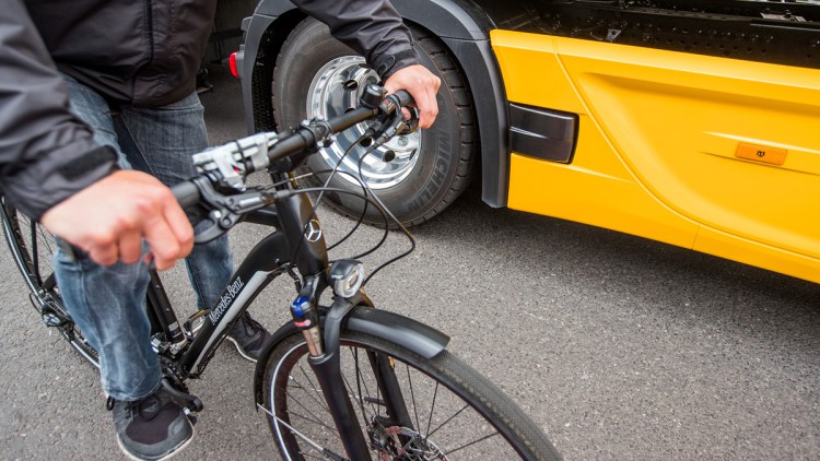 Lkw-Abbiegeassistent, Fahrradfahrer