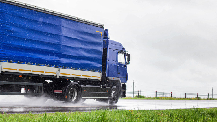 Lkw auf nasser Straße