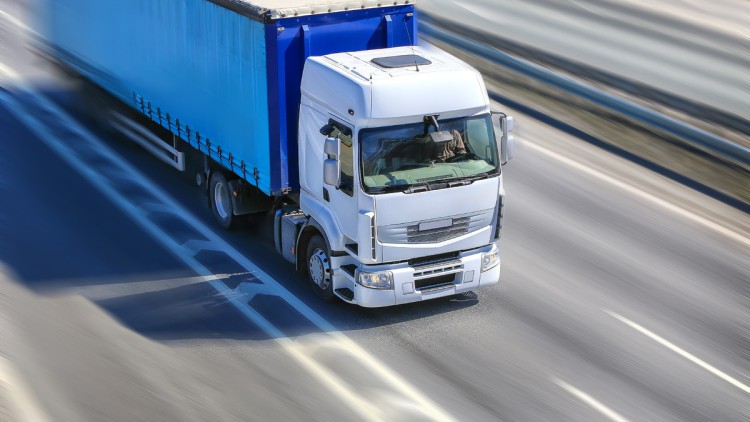 Lkw fährt auf Autobahn