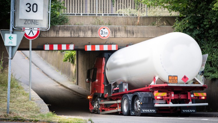 Archivbild: Ein weißer Gastankwagen (Flüssiggas) steckt im Juli 2019 in einer Unterführung in Remshalden fest. Eindeutige weiß-rote Steifen an der Unterführung und ein rundes Verbotsschild mit der Höhenangabe „3,1“ weisen auf die Gefahrenstelle hin 