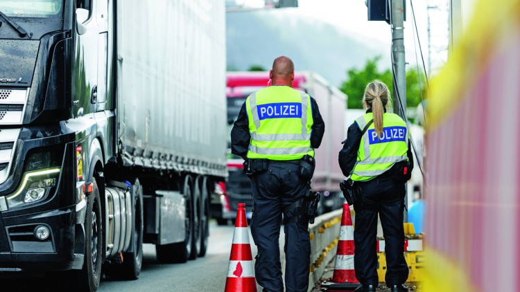 "Tickende Zeitbomben" Bundespolizei kontrolliert einen Lkw an der A 93