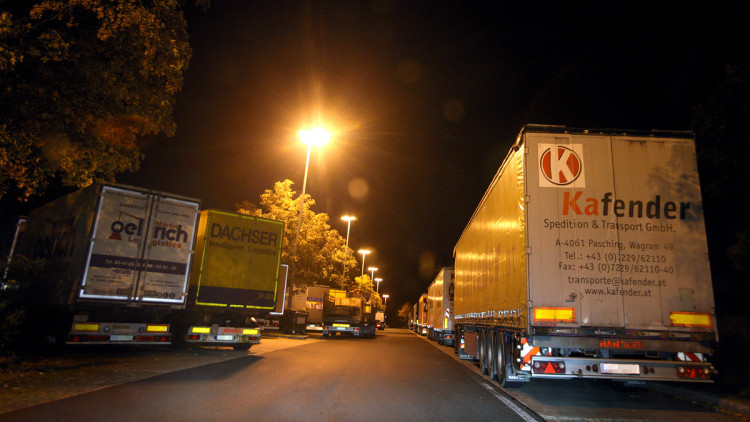 Unbekannte schlitzen an Autobahn 7 knapp 20 Lkw-Planen auf