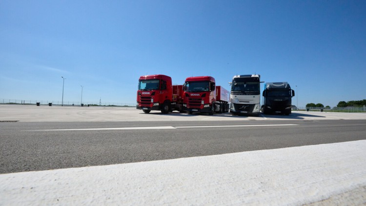 Die ersten Lastwagen parken auf dem gerade eröffneten LKW-Parkplatz auf der Tank- und Rastanlage Lichtendorf Süd an der Autobahn A1.