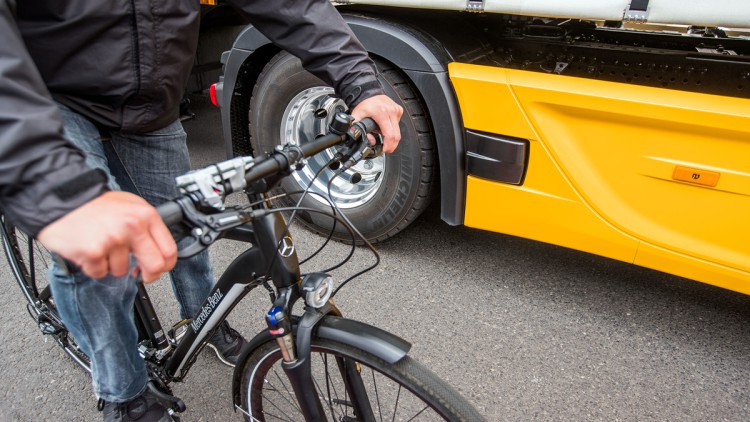 BGL fordert Pflicht für Lkw-Abbiegeassistenten