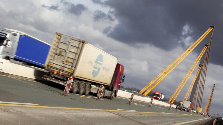 Lkw, Rheinbrücke