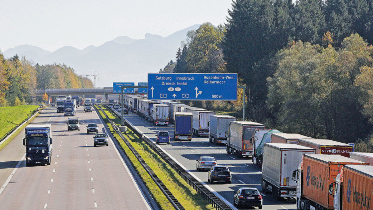 Stau, Blockabfertigung, Lkw, Autobahn