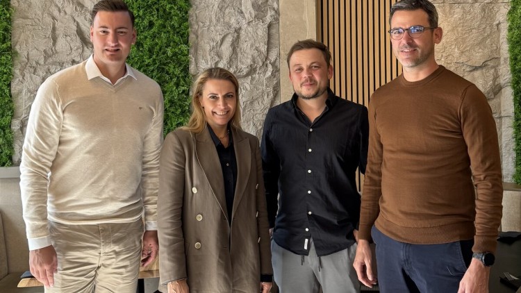 Jannik Dannewitz, Head of Finance MSK Pharma Group; Christina Thurner, Aufsichtsratsmitglied bei LOXXESS, Simon Hess, CEO MSK Pharma Group; Robert Mauermann, Vorstandsmitglied bei LOXXESS