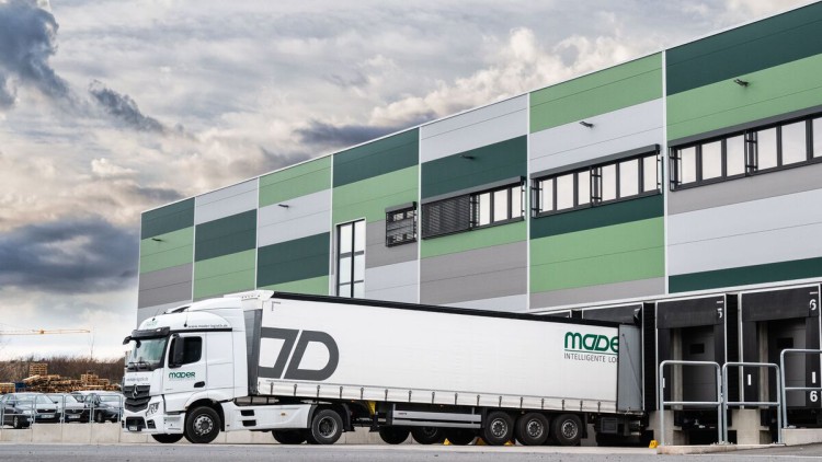 Mader-Lkw am Logistikzentrum