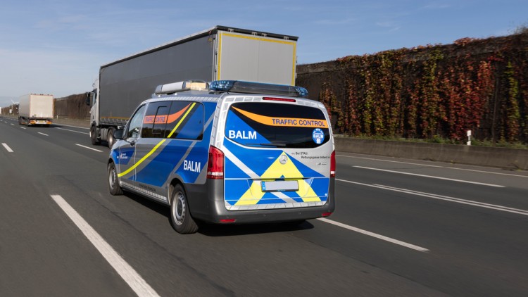 BALM-Fahrzeug überhult Lkw auf der Autobahn