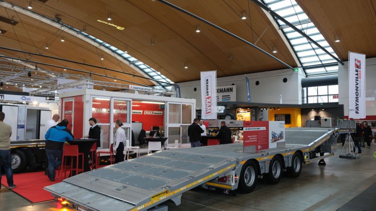 In abgeklapptem Zustand dient die Flip-Tail-Rampe mit einem Auffahrwinkel von neun Grad als Auffahrhilfe für mobile Arbeitsmaschinen