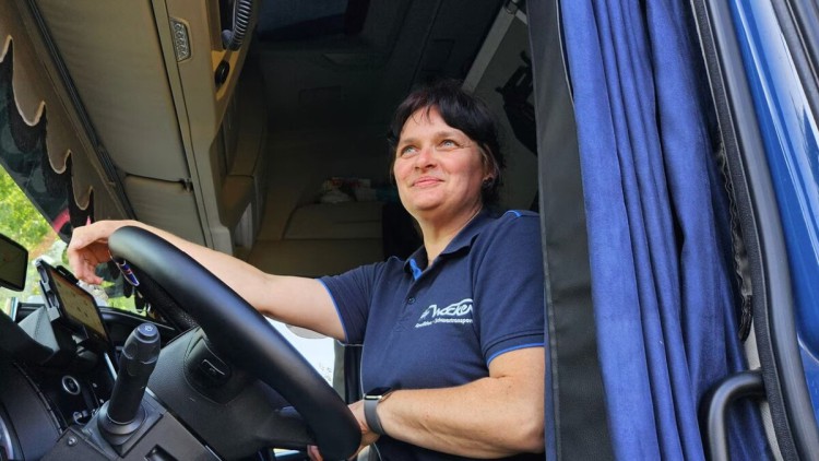 Lkw-Fahrerin im Fahrerhaus