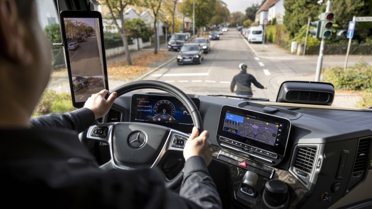 Mercedes_Benz_Assistenzsystem_24DT222_014