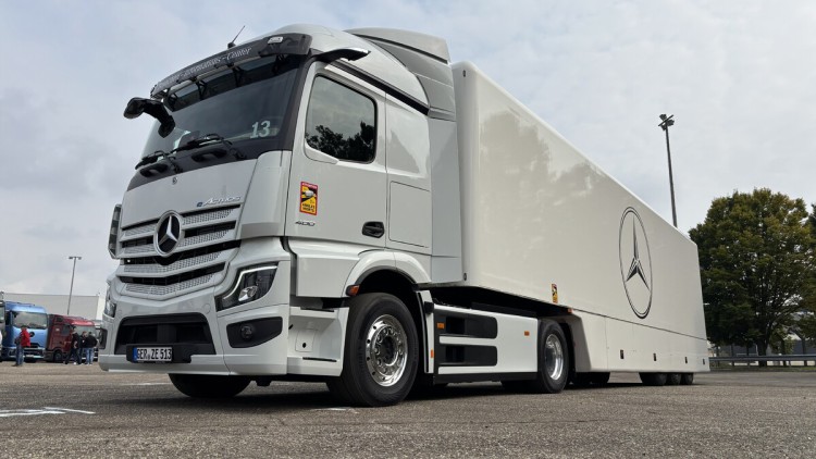 Ein Mercedes-Benz eActros 400 fährt als 6x2-Chassis mit Kofferaufbau durch die Landschaft