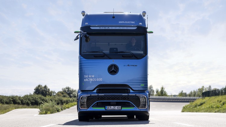Frontansicht eines blau lackierten Mercedes-Benz eActros 600