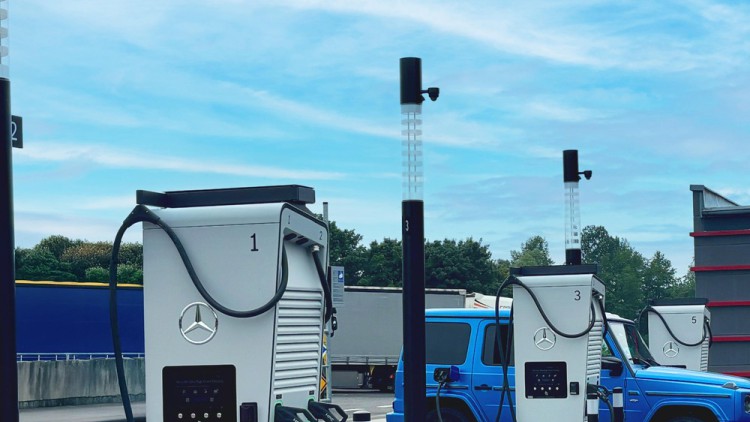 Ein Auto lädt an der Mercedes-Benz Schnelladestation