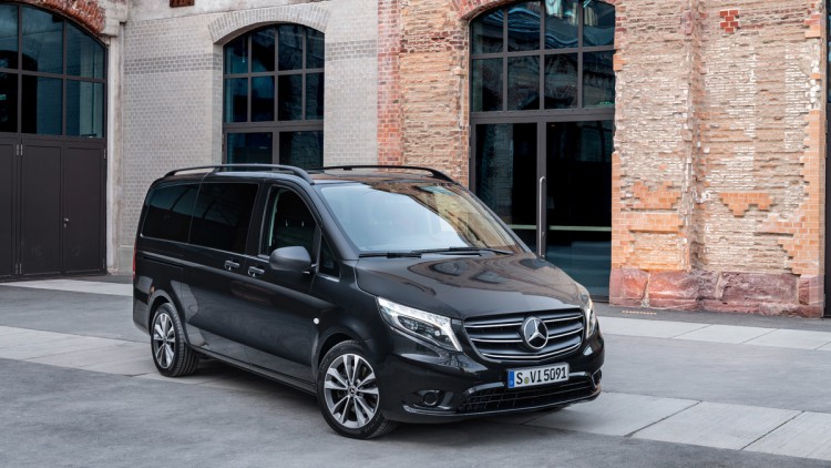 schwarzer Mercedes-Benz Vito Tourer Van vor einem Backsteinhaus