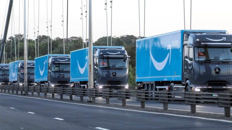 Blaue Amazon E-Lkw von Daimler Truck fahren in einer Schlange
