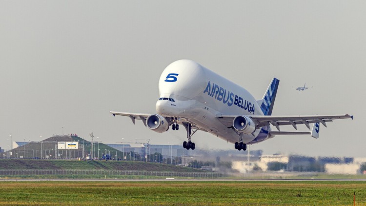 Abflug des Supertransporters "Beluga" am Flughafen München