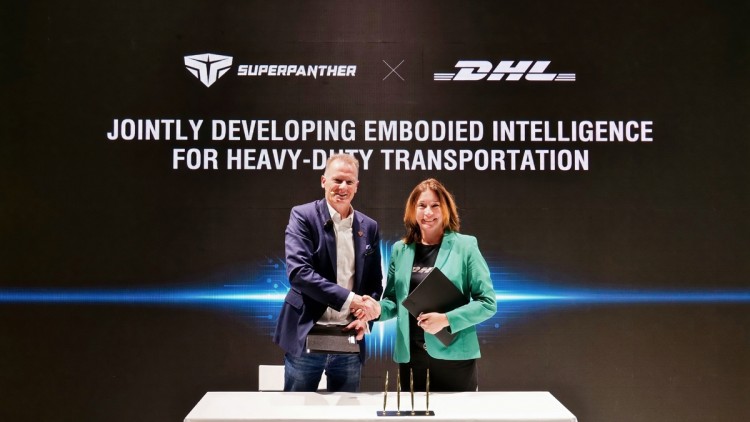 Gemeinsame Richtung intelligente und automatisierte Transportlösungen: Dr. Michael Ruf und Dr. Antje Huber nach der Unterzeichnung der Absichtserklärung zwischen SuperPanther und DHL Group auf der IAA Transportation 2026.