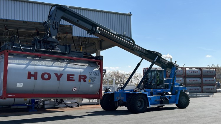 Tankcontainer wird von Kran befördert