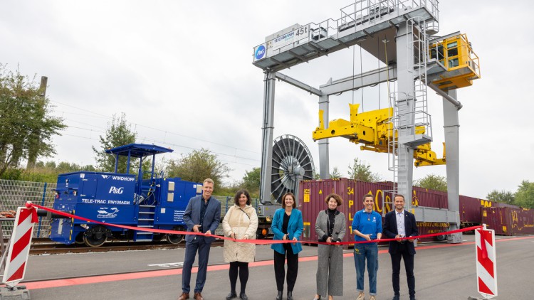 Vor der Rangierlok und Containern am Kombiterminal stehend eröffneten es (von links): Ingo Schimmelpfennig (Geschäftsführer Produktion & Logistik P&G DACH), Anil Kübel (Erste Landesbeamtin für den Landkreis Schwäbisch Hall), Angelique Terrien (Leiterin Tr