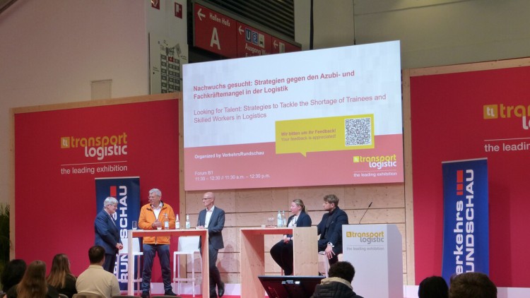 Mareike Haus, Redakteurin der VerkehrsRundschau, spricht mit Lucas Fischer, TransLog Marketing, Roland Rüdinger, GF Spedition Rüdinger, Volker Kindler, Personalleiter Geis Group und Laura Witzmann, Auszubildende Speditionskauffrau Geis Group, Zweitplatzie