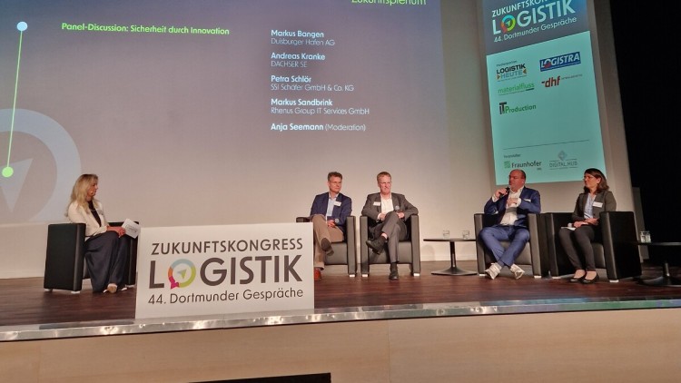 Bühne Zukunftskongress Logistik 2026 (von links): Moderatorin Anja Seemann, Markus Sandbrink, Andre Kranke, Markus Bangen, Petra Schlör