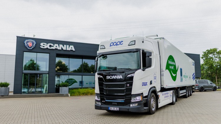 PAPE-Lkw vor Scania