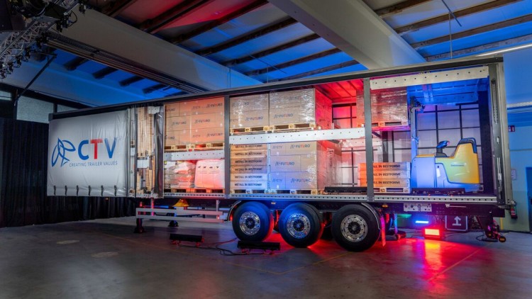 Neuartiger Curtainsider: Doppelstocksystem kann jede zweite Fahrt einsparen