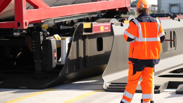 Wagenmeister vor einem Güterzug im Kombinierten Verkehr