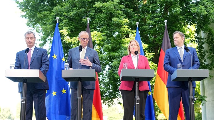 Markus Söder, Friedrich Merz, Bärbel Bas und Lars Klingbeil geben im Garten des Kanzleramtes eine Pressekonferenz