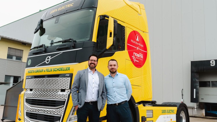 Weiterhin zufrieden: Alexander Remy (l., Process Manager Supply Chain and Logistics Felix Schoeller) und Jörg Prochaska (Regional Manager Business Development NOSTA) blicken in die Kamera