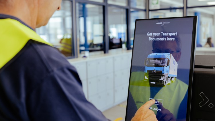 Ein Mann bedient einen Display am Driver Terminal 
