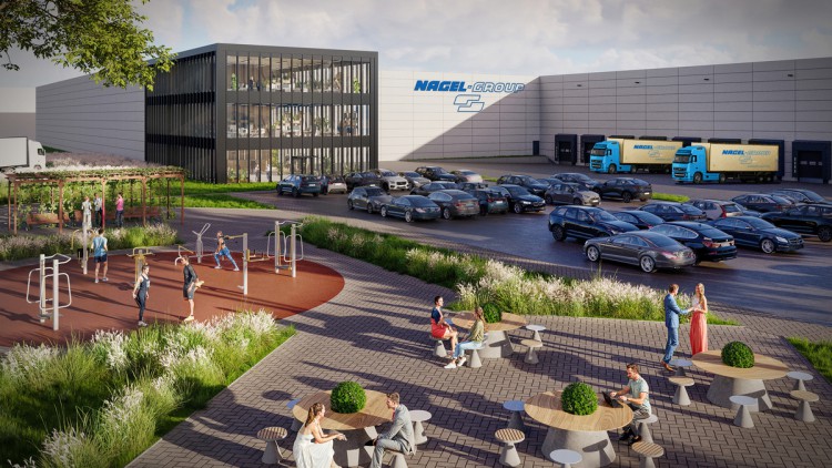 Outdoor-Bereich vor Nagel-Group-Gebäude mit Sportgeräten und Sitzgelegenheiten neben Pkw- und Lkw-Parkplatz