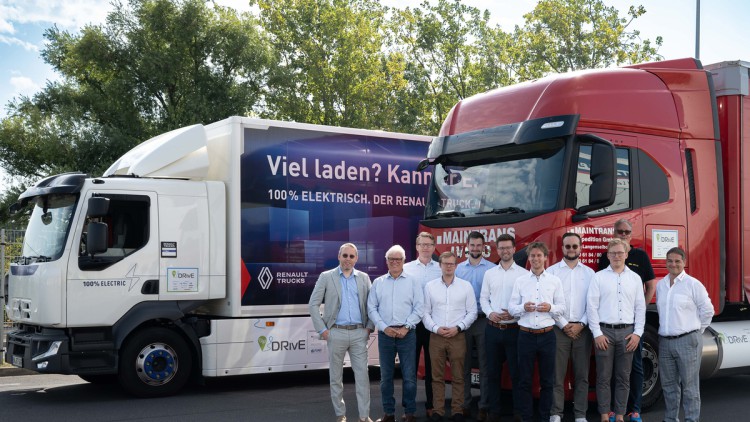 Die Partner des Forschungsprojekts „DRivE“ vor dem Elektro-Lkw und dem LNG-Truck, mit denen die entwickelte Routing-Software getestet wurde