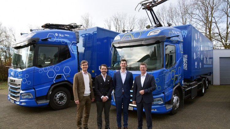 Projektabschluss BEV Goes eHighway - BEE (v.l.): Achim Kampker, Clemens Niederée (PEM) und Gordon Witham und Lutz Eckstein (ika)