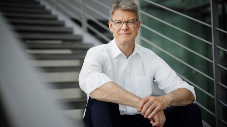 Bundesverkehrsminister Patrick Schnieder auf Treppe