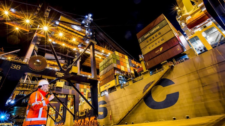 Containerschiff am Hafen Rotterdam