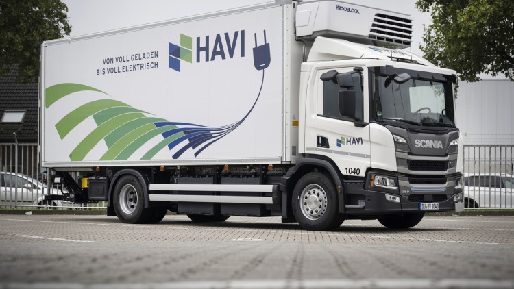 Ein Havi E-Lkw der Marke Scania steht am Standort Duisburg auf dem Parkplatz