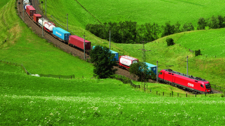 Zug, grüne Wiese, Bäume, Schiene