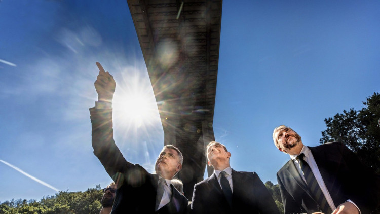 Stephan Krenz, Geschäftsführer der Autobahn GmbH des Bundes, Bundesverkehrsminister Volker Wissing (FDP) , Sebastian Wagemeyer, Bürgerbeauftragter und Bürgermeister von Lüdenscheid, besuchen die gesperrte Talbrücke Rahmede