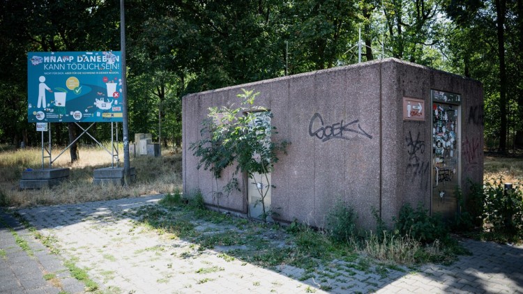 Ein Toilettenhaus steht auf einem Autobahn-Rastplatz an der A3