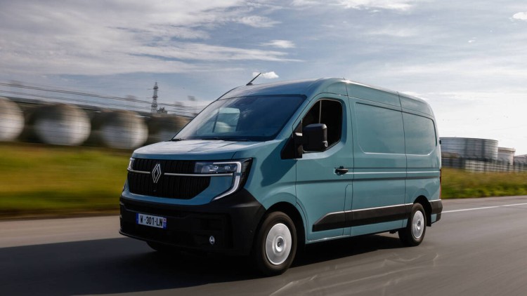Ein hellblau lackierter Renault Master Kastenwagen fährt auf einer Straße. Der Hintergrund ist dynamisch verzerrt