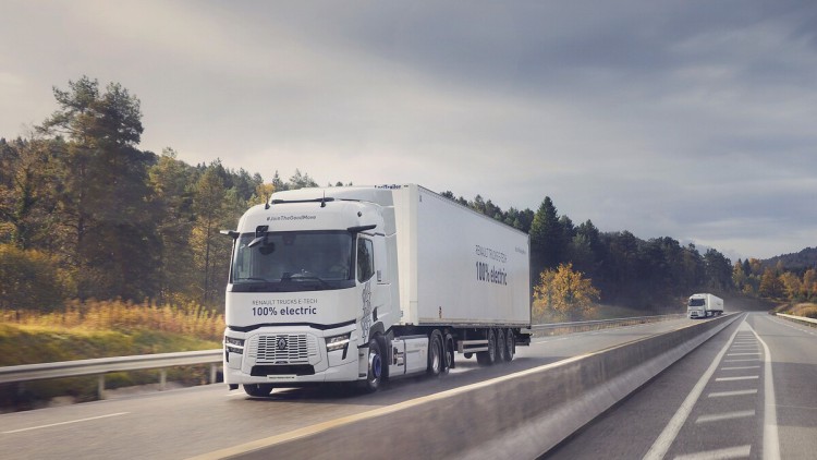 Der neue Renault E-Tech T 780 rollt als weiß lackierte Sattelzugmaschine über die Autobahn. Das Fahrzeug zieht einen weiß lackierten Kühlkoffer