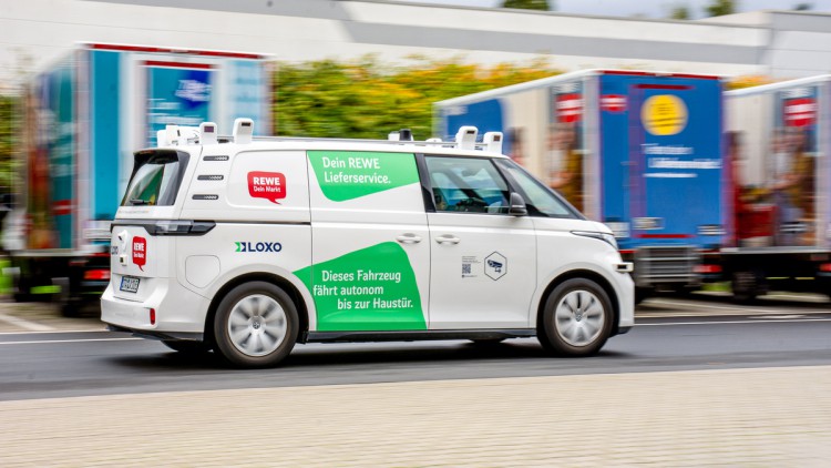 Ein autonomer Van von REWE fährt auf einer Straße