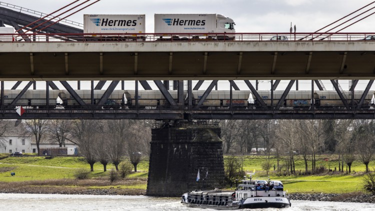 Rheinbrücke, Lkw, Binnenschiff, Verkehrsträger