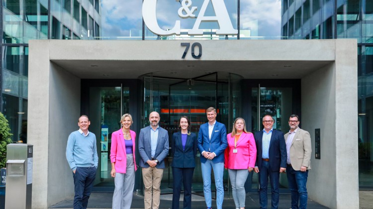 Rhenus und C&A beschließen langfristige Partnerschaft (v.l.): Stephane Pitoy, Birgit Kretschmer, Alvaro Ranz, Dr. Minette Bellingan, Dr. Stephan Peters, Yuliya Bubueva, Andreas Mayer, Yves Plaire